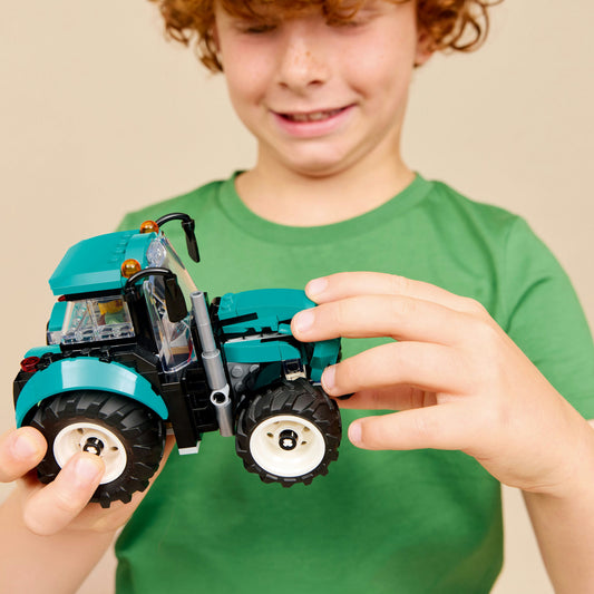 LEGO® City Tractor - Boerderijspeelgoed met een Minifiguur van een Boer - Cadeau voor Kinderen Vanaf 6 Jaar - 60498
