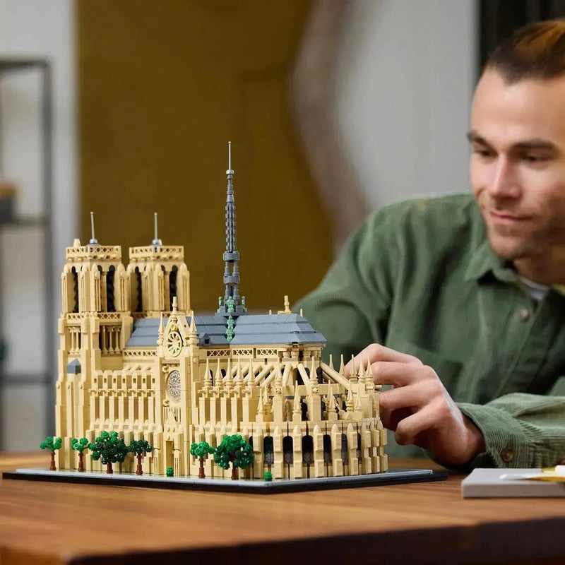 LEGO 21061 Notre Dame Cathedral with Lights 💡