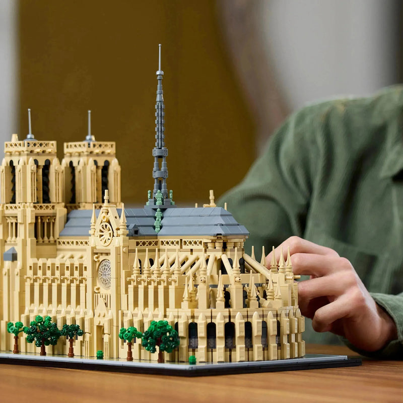 LEGO 21061 Notre Dame Cathedral with Lights 💡